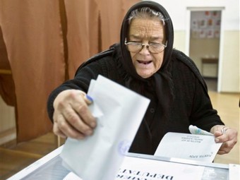 Жінка виборець голосує у Румунії